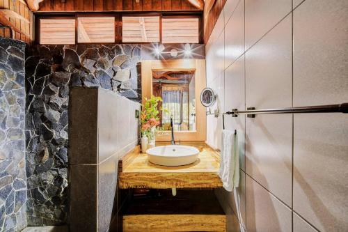 Et badeværelse på Casa Franke - Central 2BR Home with AC & Pool