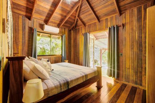 En eller flere senge i et værelse på Casa Franke - Central 2BR Home with AC & Pool