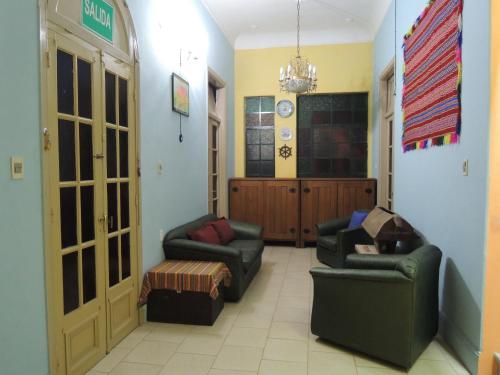 a living room with two chairs and a couch at Isla Francia in Asuncion