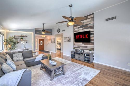 ein Wohnzimmer mit Sofa und Fernseher in der Unterkunft Fresh & Fun! Vegas 4BR w Heated Pool, Dog Friendly in Las Vegas