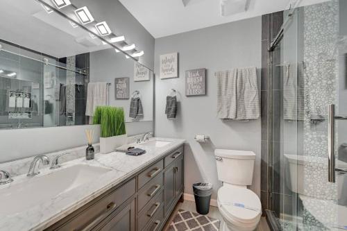 a bathroom with a toilet and a sink and a shower at ᨒོ The Good Life - Fun Pool Escape 15 min to Strip in Las Vegas