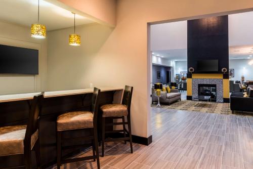 a lobby with a bar and a living room at Best Western Plus Regency Park in Walker