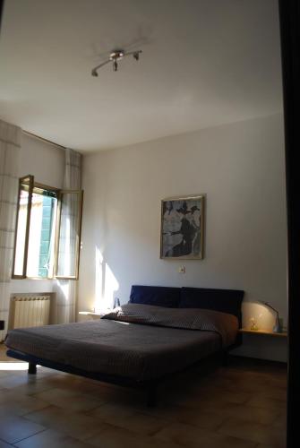 ein Schlafzimmer mit einem großen Bett in einem Zimmer in der Unterkunft Ca' Cino in Venedig