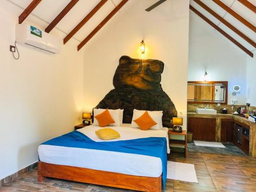 En eller flere senge i et værelse på Sigiriya Kashyapa Cottage