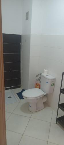 een badkamer met een wit toilet in een kamer bij Cosy studio dar bouazza in Casablanca