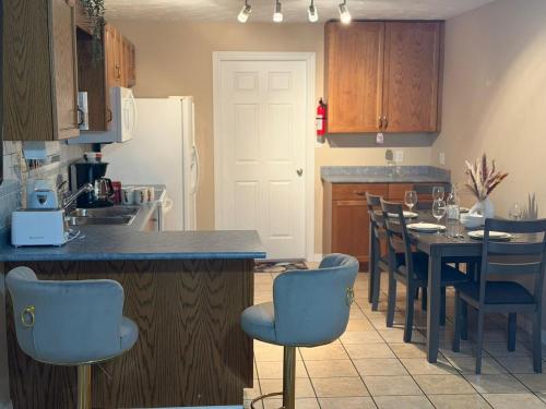 Una cocina con una mesa y sillas en una cocina. en Cozy Private Basement Apartment in Fort Erie, en Fort Erie