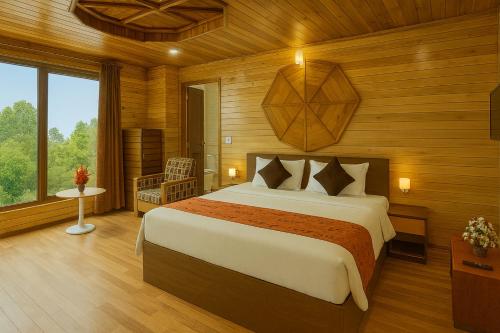 Un dormitorio con una cama en una habitación con paredes de madera. en The Broadway- Annecy Inn Near Mall Road with -Wi-Fi -Restaurant -Premium &amp; Deluxe Rooms Prime Location - Best Top Rated Hotel In Darjeeling, en Darjeeling
