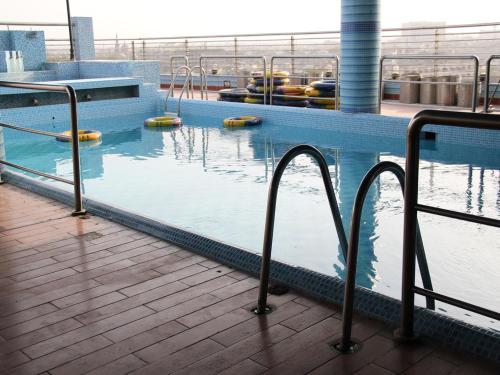 ラホールにあるAlsafinaの建物の上にあるプール