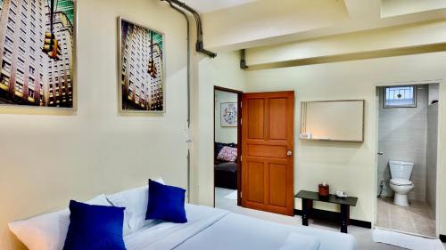 Кровать или кровати в номере Phra Singh 64 Old City Center Stay