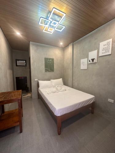 En eller flere senge i et værelse på Astra Tourist Inn