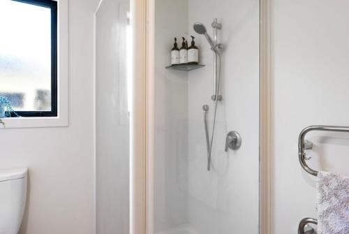 Un baño de The Stables Lake and Country Retreat