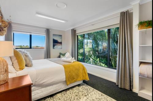 Una cama o camas en una habitación de The Stables Lake and Country Retreat