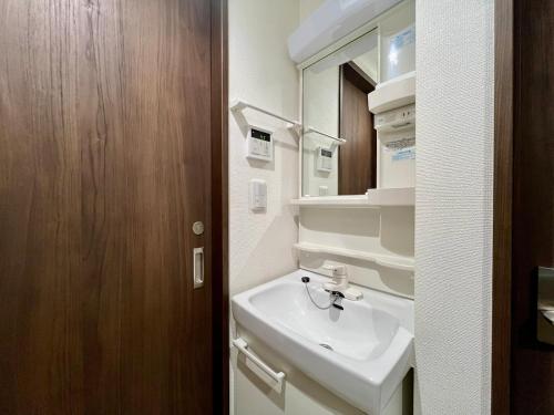 un bagno con lavandino e specchio di Apartment Hotel in Katsushika City a Tokyo