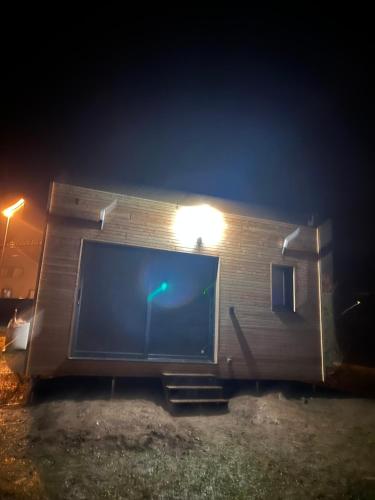 un edificio con un grande schermo al buio di Sof tiny a Moyenmoutier