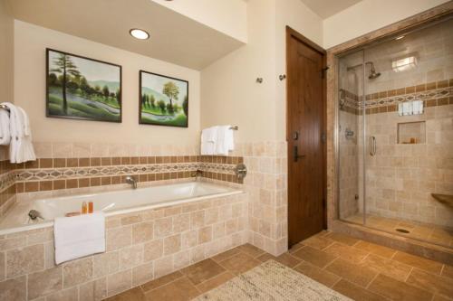 un baño con bañera y ducha en RMR: Timbers at Granite Ridge 3088 in Teton Village, en Teton Village