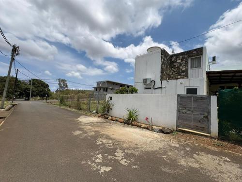 eine leere Straße vor einem weißen Gebäude in der Unterkunft La casa WM in Cascavelle