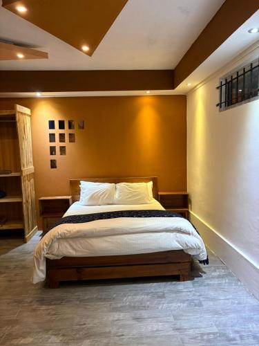 ein Schlafzimmer mit einem Bett mit gelber Wand in der Unterkunft La casa WM in Cascavelle