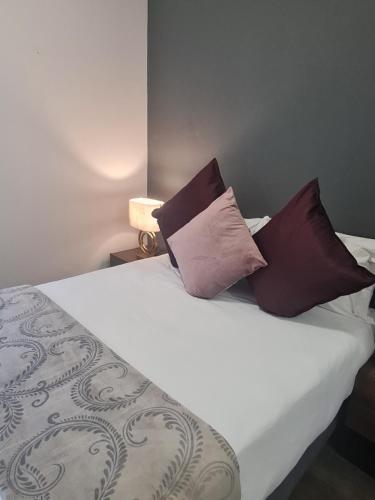 Giường trong phòng chung tại The Atrium Apartments Rivonia