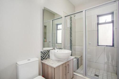 Phòng tắm tại The Atrium Apartments Rivonia