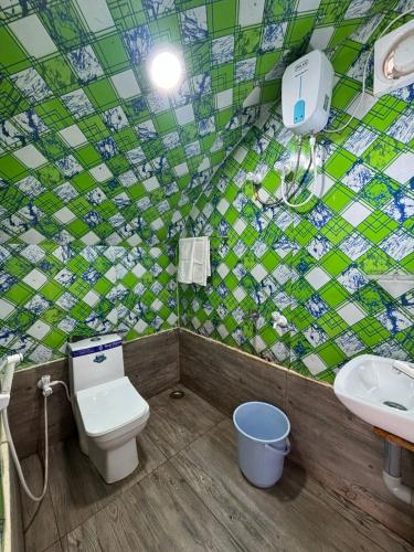 un bagno con un water e un lavandino di D Classicals a Kodaikānāl