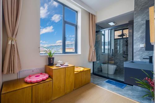 bagno con doccia e ampia finestra di Shangri-La Chenxia Courtyard Homestay a Shangri-La