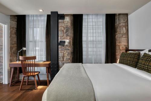 Postel nebo postele na pokoji v ubytování Old Town Chambers, Autograph Collection