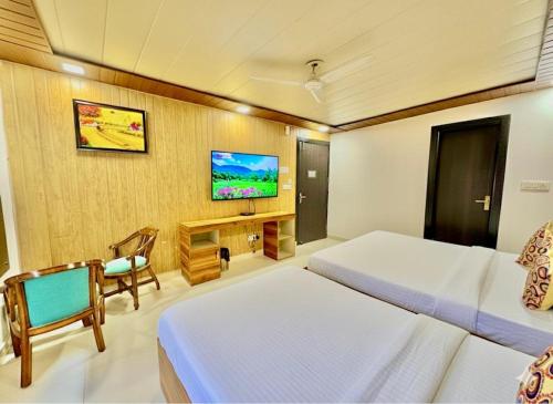 TV a/nebo společenská místnost v ubytování Hotel Grand Nysha Plaza Near Delhi Airport