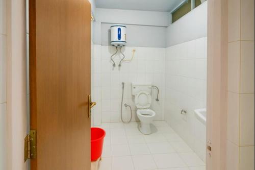 Phòng tắm tại The Sambhu Heights - Deluxe Rooms - Free Wifi - Parking and Restaurant Facilites - Top Rated Hotel