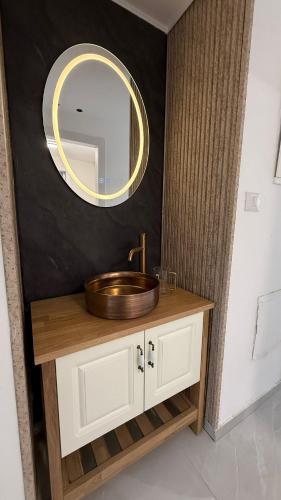 a bathroom with a sink and a mirror at יוקרה במצפה צפת in Safed