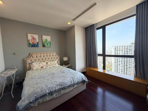 Postel nebo postele na pokoji v ubytování Royal City Apartment Ha Noi by Luxe Hospitality