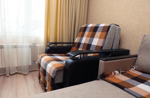 モスクワにあるApartments on Marshala Katukova 10 bld. 2のホテルルーム(椅子2脚、スーツケース付)