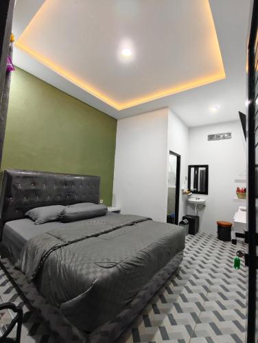 En eller flere senge i et værelse på Wisma 11 Oktober