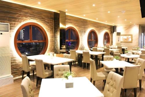 Χώρος καθιστικού στο Hermes Palace Hotel Medan