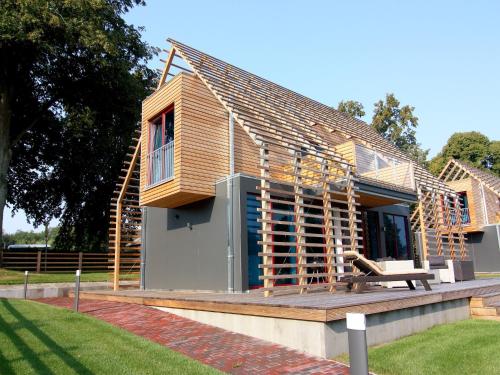 een huis in aanbouw met een terras en een bank bij Chalet, Wendorf in Wendorf