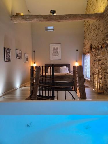 ein Zimmer mit Bett und Schwimmbad in der Unterkunft La Jonquette in Francheval