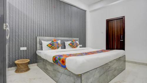 Un dormitorio con una cama grande en una habitación. en Kashi Home Stay, en Jāmb