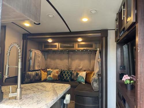 un salon dans un camping-car avec un canapé dans l'établissement Oasis rodante, à Tampa