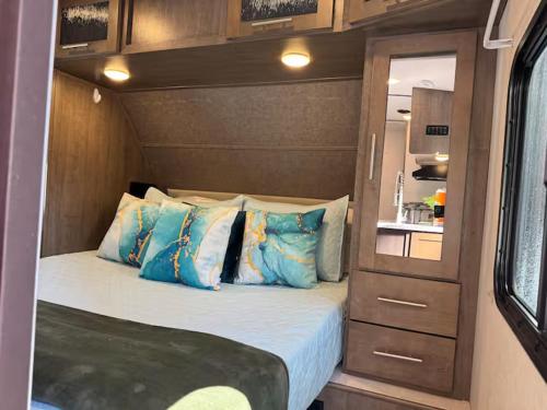 un lit à l'arrière d'un véhicule dans l'établissement Oasis rodante, à Tampa