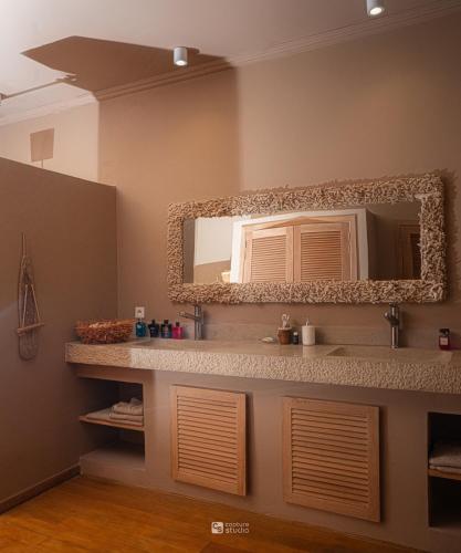 a bathroom with a sink and a mirror at Cocoa Beach Lodge sur Île Nosy Komba in Nosy Komba