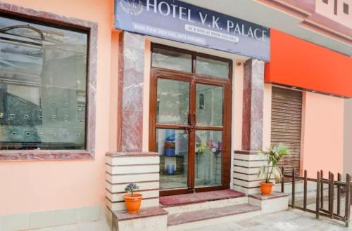een hotel, Koza Palace, ingang van een gebouw bij Hotel vk palace completly family stay #neartaj#luxurystay in Agra
