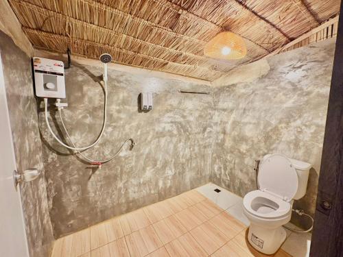 Ванная комната в PimSook Homestay Riverside ที่พักแม่แตง