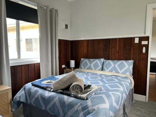 Giường trong phòng chung tại Bemm River Bungalows - Pelican Pad - Bungalow 2 holiday accommodation