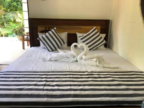 Postel nebo postele na pokoji v ubytování SAMSON'S HOME Hiriketiya , Blue Beach