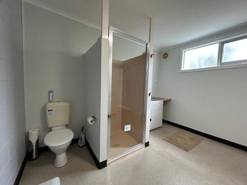 Phòng tắm tại Bemm River Bungalows - Pelican Pad - Bungalow 2 holiday accommodation