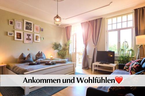 Μια τηλεόραση ή/και κέντρο ψυχαγωγίας στο 12 FEWOs im Jugendstilhaus mit Aufzug, großer Terrasse, Kingsize-Betten, 250Mbts WLAN, 55 Zoll Smart-TV - Nur ein kurzer Spaziergang durch den Park Venedig zur Krämerbrücke - Kostenlose Parkplätze in den umliegenden Straßen - Gaststätte im Haus