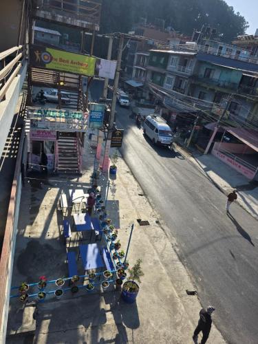 una vista di una strada in una città di Awesome Cottage a Pokhara