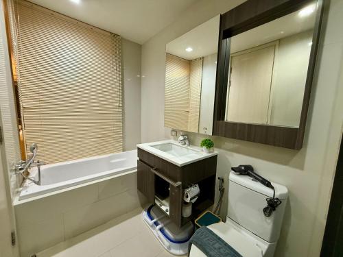 a bathroom with a sink and a toilet and a tub at Cozy Spacious 1BR 3pax GardenView, 700m BTS ThongLo, Samitivej, SKV49, Fast wifi in Bangkok