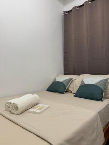 En eller flere senge i et værelse på Isla Pahulay Apartments