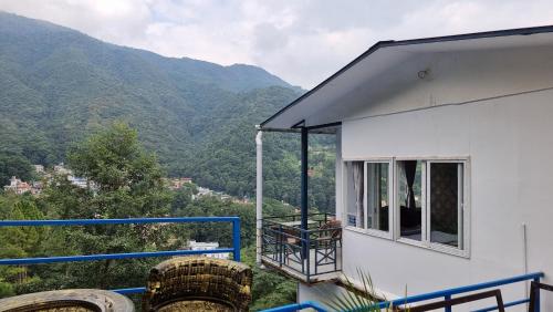 O vedere generală la munți sau o vedere la munte luată de la acest complex