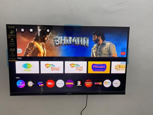 Una televisión o centro de entretenimiento en Namo Guest House